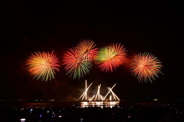 Foto mensen die vuurwerk show vastleggen met camera en smartphone pattaya vuurwerk festival