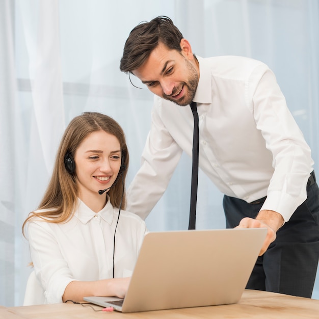 Foto mensen die werken in een callcenter