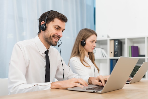 Foto mensen die werken in een callcenter