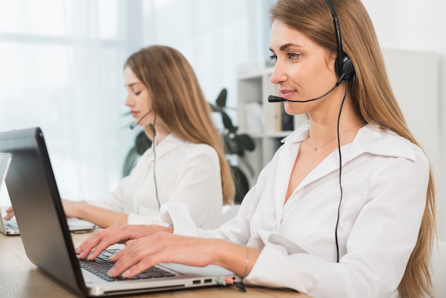 Mensen die werken in een callcenter