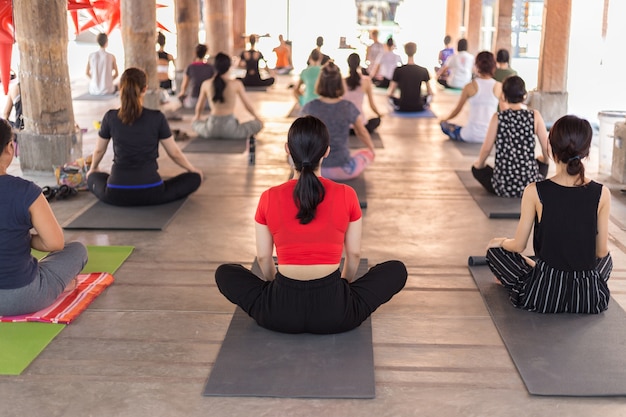 Foto mensen die yoga beoefenen op een plek van de gemeenschap