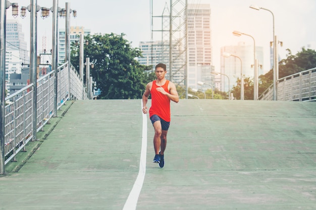 Foto mensen doen oefeningen en warmen op voordat ze rennen en joggen; gezonde levensstijl cardio samen buitenshuis