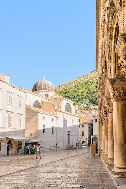 Mensen en de kathedraal van Dubrovnik in de oude stad, Dubrovnik, Kroatië