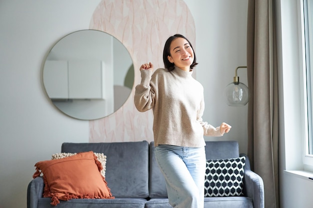 Mensen en emoties blij tienermeisje dat in haar kamer danst en zich gelukkig en zorgeloos concept van vreugde voelt a