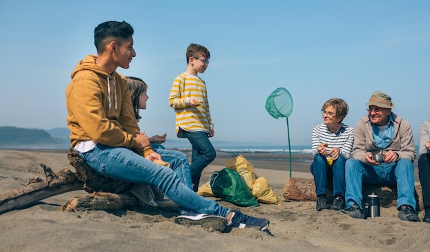 Foto mensen eten op het strand tegen de lucht.