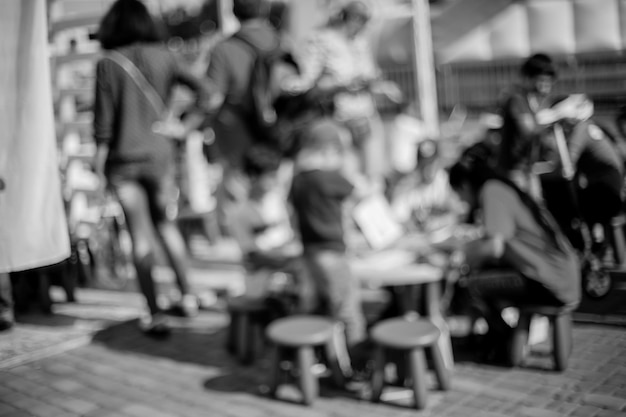 Mensen, familie in een recreatiepark. Abstract vervagen mensen picknicken in openbaar park met familie of vrienden, stedelijke vrijetijdslevensstijl. Intreepupil achtergrond. Zwart-wit verwerking