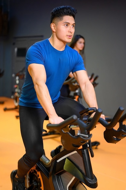 Mensen fietsen bij sportschool