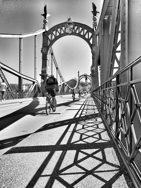 Mensen fietsen op een voetgangersbrug