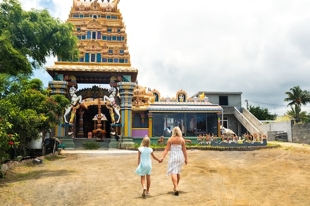 Mensen gaan naar een Indiase tempel op het eiland Mauritius in de Indische Oceaan.