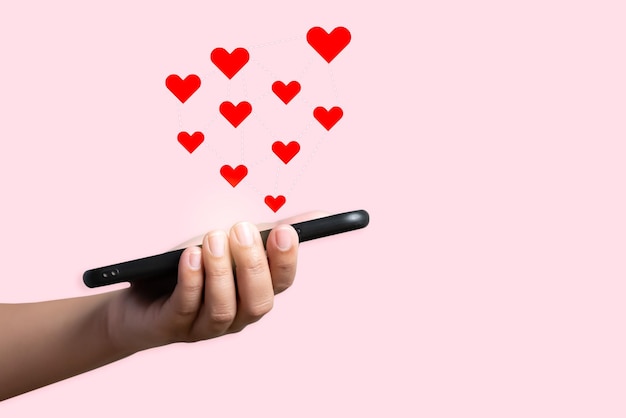 Mensen gebruiken een mobiele telefoon om harten Love and Like-symbool te verzenden