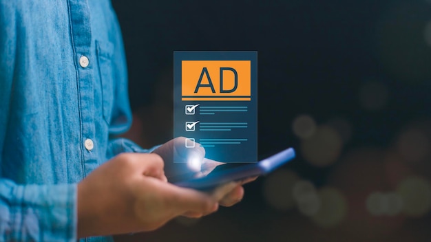 Mensen gebruiken smartphones met advertenties op websites Het schieten van advertenties op crossfeeds om de betrokkenheid van klanten te optimaliseren Digitale marketing en online reclame voor gerichte klanten