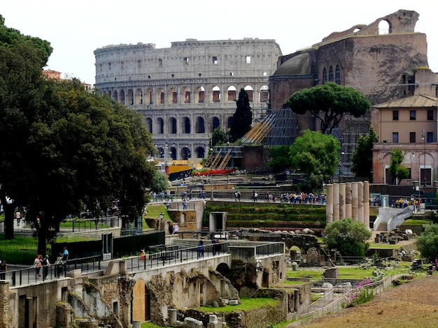 Mensen genieten in het Colosseum