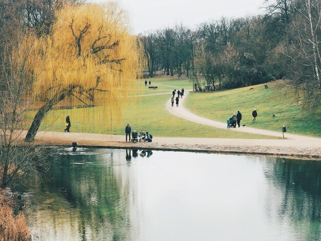 Foto mensen genieten in het park.