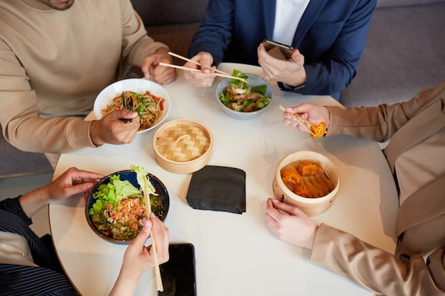 Foto mensen genieten van aziatisch eten in cafe