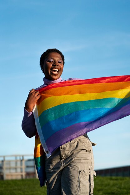 Foto mensen genieten van de viering van de pride maand