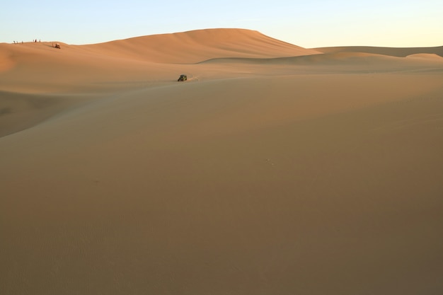 Mensen genieten van duin buggy op de immense woestijn van Huacachina, Ica, Peru, Zuid-Amerika