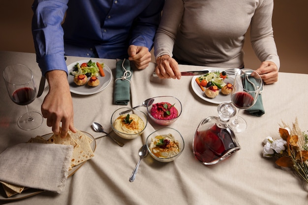 Mensen genieten van een feest voor de eerste dag van Pesach seder