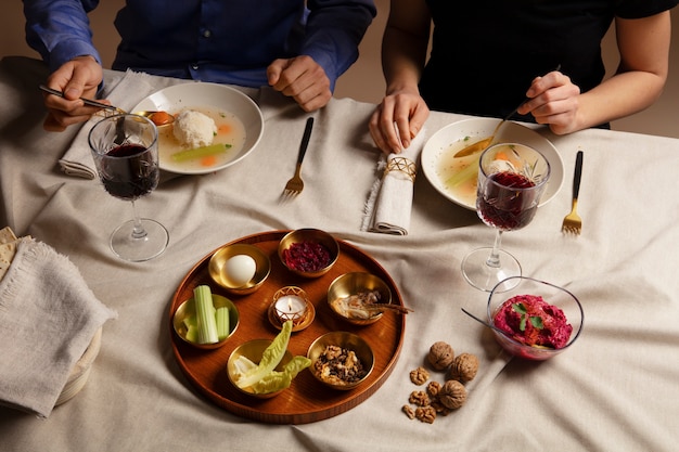 Mensen genieten van een feest voor de eerste dag van Pesach seder