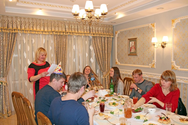 Foto mensen genieten van een feestelijk evenement in een restaurant
