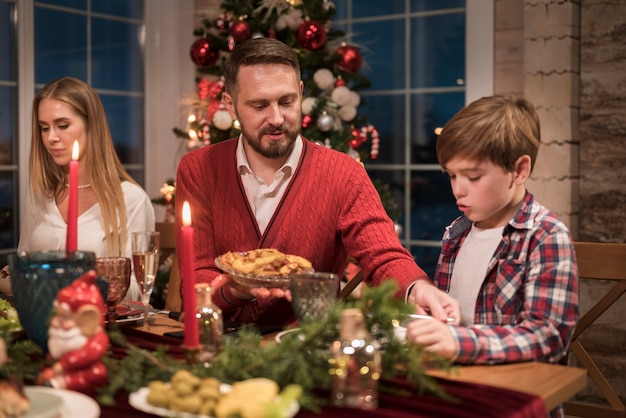 Mensen genieten van een feestelijk kerstdiner