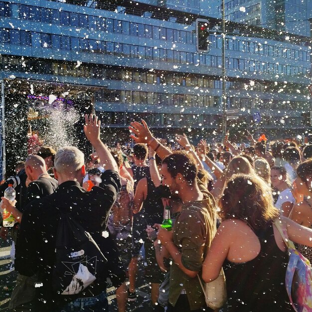 Foto mensen genieten van een muziekconcert in de stad