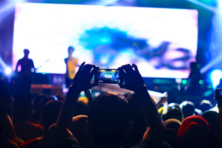 Foto mensen genieten van een muziekconcert's nachts