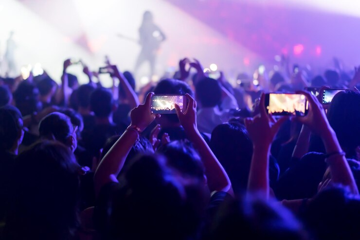 Foto mensen genieten van een muziekconcert