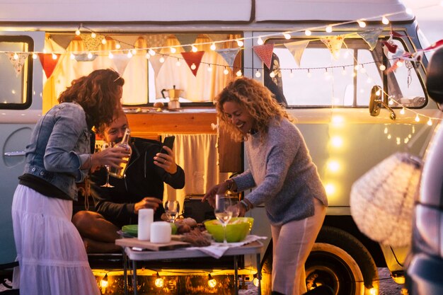 Foto mensen genieten van eten in een camper