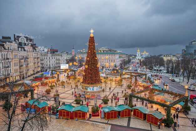 Mensen genieten van het uitzicht op de nieuwjaarsboom op Sophia Square Kiev, Oekraïne