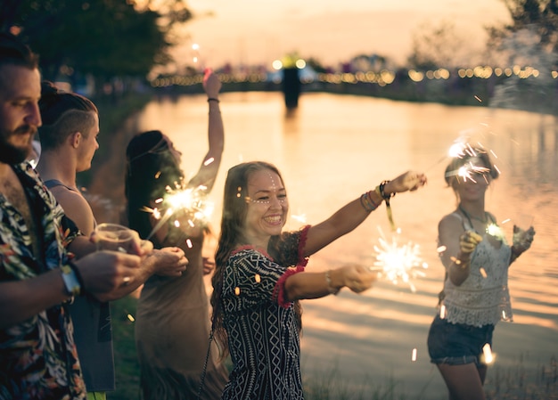 Foto mensen genieten van sparkler in festival event