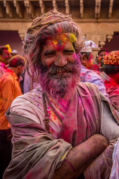 Mensen gooien kleuren naar elkaar tijdens de Holi-viering in de Krishna-tempel in Nandgaon