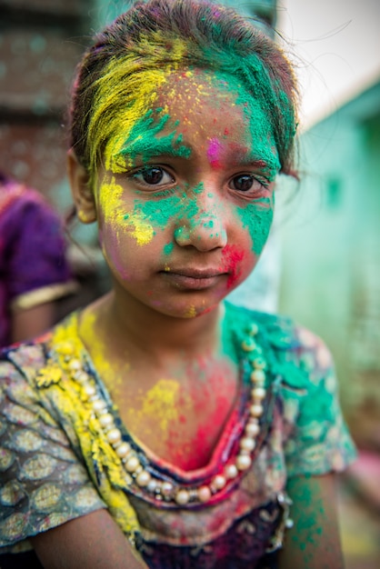 Mensen gooien kleuren naar elkaar tijdens het Holi-feest in de Krishna-tempel