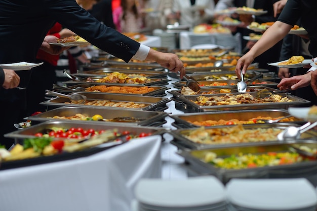 mensen groep catering buffet eten binnen in luxe restaurant met vlees kleurrijke groenten en fruit
