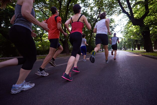 mensen groep joggen, hardlopersteam op ochtendtraining