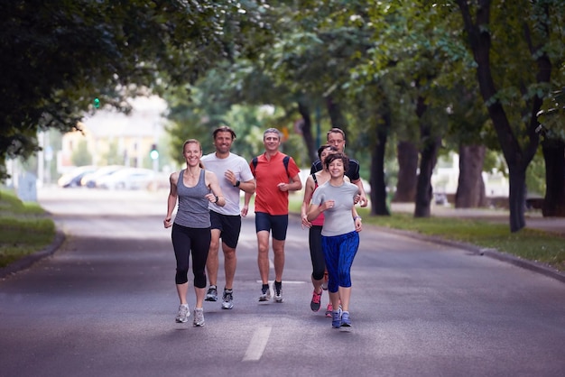 mensen groep joggen, hardlopersteam op ochtendtraining