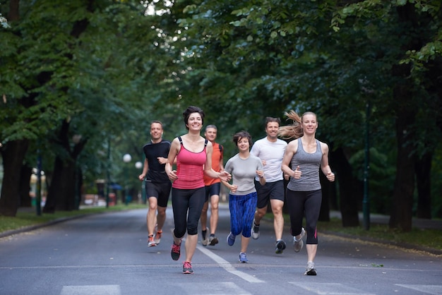 mensen groep joggen, hardlopersteam op ochtendtraining