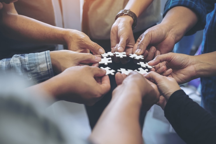 Foto mensen handen met een puzzel in cirkel samen