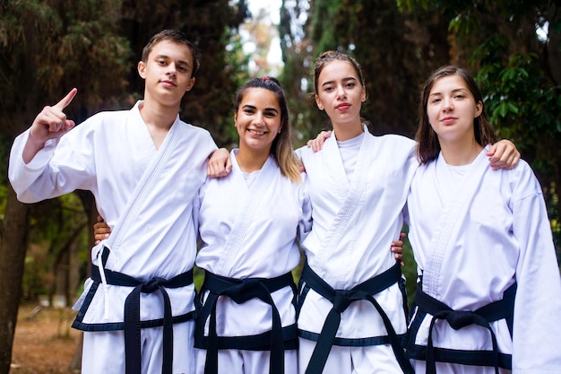 Mensen hoge trappen tijdens de training van taekwondo buitenshuis bamboe achtergrond