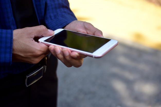 Mensen houden een slimme telefoon en gebruiken internet online communicatie en technologie