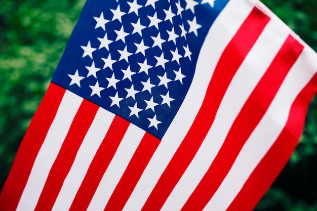 Mensen houden van de vlag van de Verenigde Staten. Vierde juli Onafhankelijkheidsdag