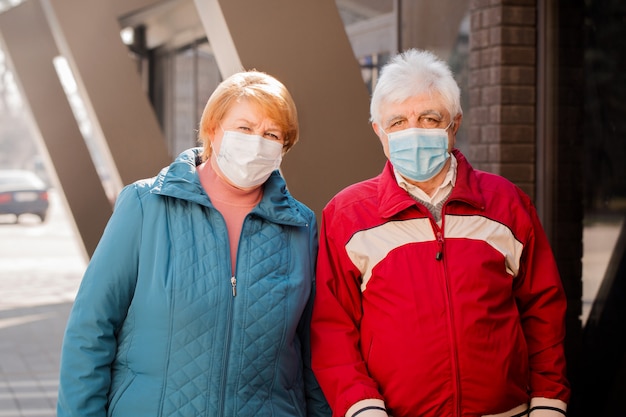 Mensen in beschermende maskers