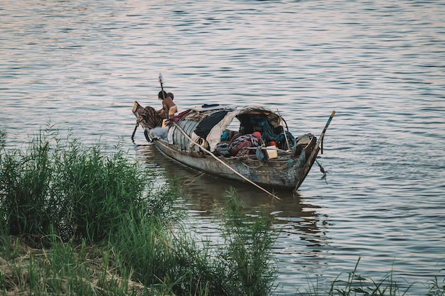 Mensen in boot op rivier drijvend dorp in Cambodja Azië arme Cambodjaanse familie woont in boot op het water Armoede in Zuidoost-Azië