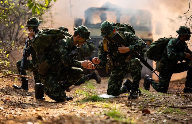 Mensen in camouflage kleding met wapens.