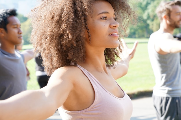 Mensen in Central Park doen yoga-oefeningen