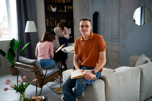 Foto mensen in de bibliotheek lezen en leren uit boeken