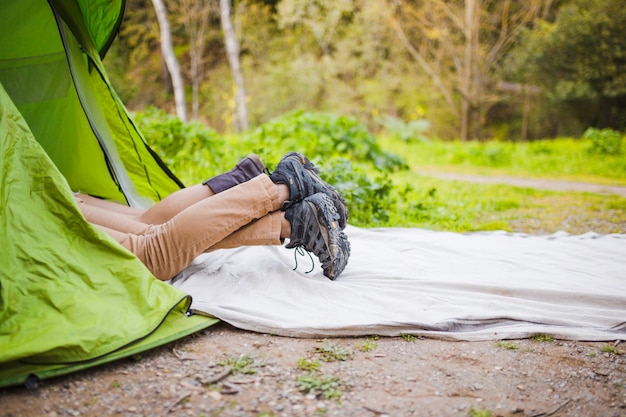 Mensen in de tent bijsnijden