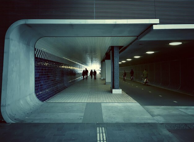 Foto mensen in de tunnel.