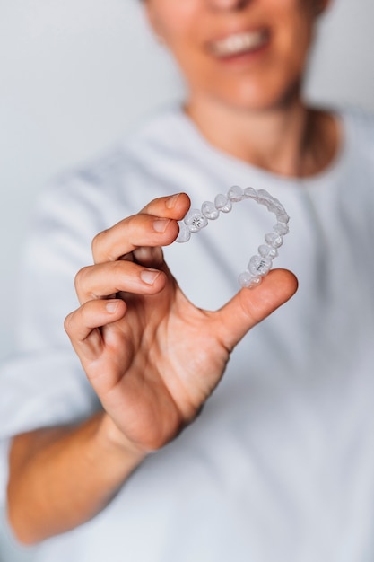 Mensen in een tandtechnisch laboratorium dat werkt in het fabricageproces van tandheelkundige transparante aligners