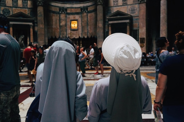 Foto mensen in een traditionele tempel