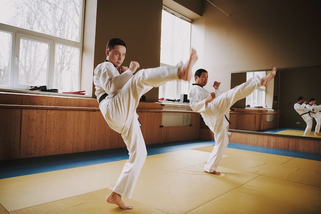 Mensen in kimono werken rekken met mma.